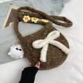 Dettaglio della borsa a tracolla in peluche marrone con fiocco bianco e fiori - Caffè Con Pendente