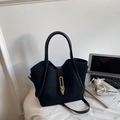Bolso tote grande de ante negro con hebilla dorada y correa de cuero para mujer - Negro