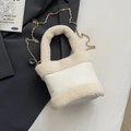 Sac seau chic en fausse fourrure blanc crème avec détails en cuir et chaîne dorée - Sans Pendentif / Blanc Cassé