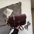 Piccola borsa quadrata bordeaux satinata retrò con ciondolo a nappa di perline etniche - Caffè con Ciondolo