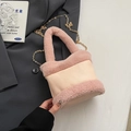 Sac seau rose chic avec bordure en fausse fourrure et bandoulière en chaîne dorée - Sans Pendentif / Rose