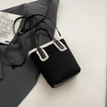 Borsa a spalla nera minimalista con bordo in peluche bianco e tracolla in pelle regolabile - Piccolo / Senza Ciondolo / Nero