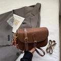 Borsa a tracolla marrone smerigliata vintage con perline in legno e cinturino - Marrone con ciondolo