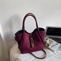 Bolso tote de ante burdeos para mujer con cierre de metal dorado y correa de hombro ajustable - Burdeos