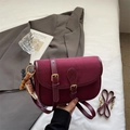 Borsa a sella bordeaux opaca retrò in pelle scamosciata con ciondolo e tracolla - Rosso con Pendente