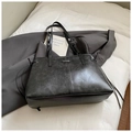 Detail der grauen Leoparden-Tasche mit Retro-Ledertextur und BROSOOM-Metalllogo - Schwarz