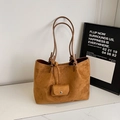 Detail der karamellfarbenen Wildleder-Tote mit Knotengriffen und kleiner Münztasche - Braun