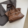 Bolso tote marrón vintage con correas de cuero y hebillas doradas para el uso diario - Marrón