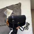 Elegante borsa a tracolla quadrata nera vintage con ciondolo in legno e fibbia in metallo - Nero con ciondolo