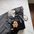 Detalle de bolso bandolera negro de cuadros con un colgante de osito de peluche - Negro Con Colgante