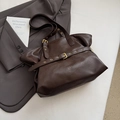 Bolso tote grande marrón oscuro con hebilla decorativa y correa con ojales metálicos - Marrón