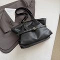 Bolso tote negro grande minimalista de cuero con textura de grano y hebilla dorada - Negro