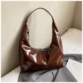 Detail der glänzenden tiefbraunen Hobo-Tasche mit polierter Oberfläche und Reißverschluss - Burgunderrot