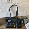 Détail du sac à épaule en cuir PU noir avec breloque cœur dorée et boucles métalliques - Noir