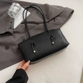 Bolso tote negro con textura de ondas, detalles dorados y correas finas - Negro