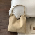 Detalle del bolso tote de ante beige claro con abertura en V y correas de hombro mínimas - Caqui