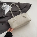 Bolso tote beige elegante con textura plisada y detalles metálicos dorados - Gris