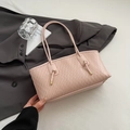Elegante bolso tote plisado rosa claro con textura vertical y detalles dorados finos - Rosa