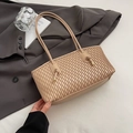 Bolso tote caqui con textura de pliegues ondulados y correas con elegantes puntas doradas - Caqui