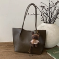 Détail du sac cabas en cuir marron foncé avec texture grainée et pendentif ours - Avec Pendentif / Cacao