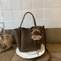 Détail du sac bandoulière en cuir grainé marron foncé avec un pendentif ours en peluche - Fauve Avec Charme