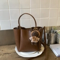 Sac fourre-tout marron grainé avec pendentif ours et bandoulière réglable amovible - Marron avec Pendentif