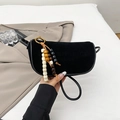 Sac bandoulière demi-lune en daim noir avec pendentif en perles et logo embossé - Noir