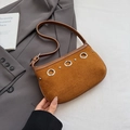 Bolso de hombro retro en ante color caramelo con ojales plateados y correa marrón oscuro - Marrón