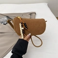 Sac bandoulière en daim marron avec gaufrage de lettres et élégant pompon perlé - Marron