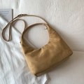Detailansicht einer kamelfarbenen Hobo-Tasche aus Wildleder mit matter Oberfläche - Groß / Braun