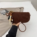 Sac à main en daim marron foncé avec pendentif en perles et poignée ronde élégante - Marron