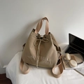 Detalle de bolso saco de lona caqui con bordado YOU JI BEAR y cierre de cordón - Caqui