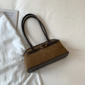 Borsa a spalla in camoscio marrone con cinturini in pelle e fibbia in metallo dorato - Senza Ciondolo / Marrone