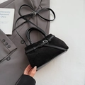 Elegante schwarze Wildleder Eimertasche mit verstellbarem Riemen und Silber Schnalle - Schwarz