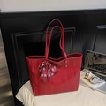 Detail van rode shopper met reliëf textuur en decoratieve sjaal met Chinees karakter - Wijnrood Golf