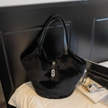 Elegante borsa a secchiello in ecopelliccia nera con fibbia in metallo e tracolle morbide - Nero