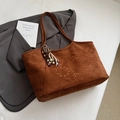 Bolso tote de ante marrón con tachuelas y colgante de borlas bohemias - Con Colgante / Marrón