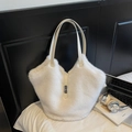 Secchiello chic in finta pelliccia bianca con manici crema e chiusura in argento - Bianco Sporco
