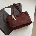 Bolso tote grande de ante marrón oscuro con tachuelas doradas y colgante de borlas - Con Colgante / Marrón