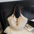 Borsa a secchiello in finta pelliccia crema con manici in pelle marrone e fibbia in metallo - Cachi