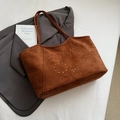 Bolso tote de ante marrón con remaches dorados y correas largas para uso diario - Sin colgante / Marrón