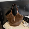 Borsa a secchiello in finta pelliccia marrone scuro con manici in pelle e fibbia - caffè