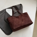 Bolso tote de ante café oscuro con remaches dorados, bolso grande para uso diario - Sin colgante / Marrón