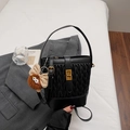Borsa a tracolla nera matelassé a pieghe con chiusura dorata e ciondolo di peluche - Nero con ciondolo
