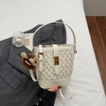 Borsa a secchiello trapuntata bianca con chiusura girevole dorata e ciondolo a forma di cervo - Bianco Crema Con Ciondolo