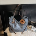 Vintage-Tragetasche aus graublauem Canvas mit braunen Lederriemen und Plüsch-Anhänger - Blau mit Anhänger