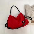 Détail du sac fourre-tout en toile rouge avec corde tressée noire et blanche et étiquette - Rouge