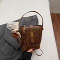 Borsa a secchiello in pelle trapuntata marrone scuro con chiusura a torsione d'oro - Marrone con ciondolo