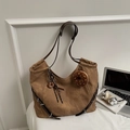 Große Vintage Tragetasche in Braun mit Metallringen und Donut-Plüschanhänger - Khaki Mit Anhänger