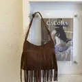 Dettaglio borsa a tracolla in pelle scamosciata marrone scuro con lunghe nappe e nodi - Marrone